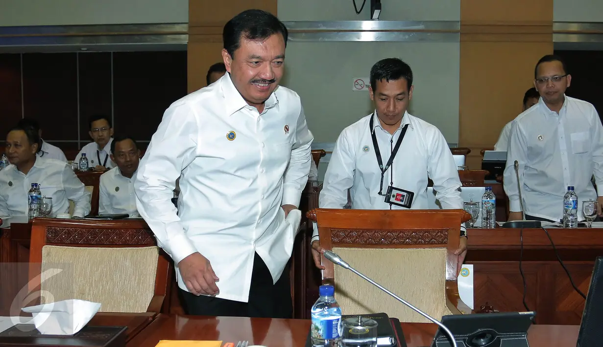 Kepala BIN Budi Gunawan bersiap duduk untuk mengikuti rapat kerja dengan Komisi I DPR di Kompleks Parlemen, Senayan, Jakarta, Rabu (19/10). Rapat membahas Penyesuaian RKA-K/L Tahun 2017 sesuai hasil pembahasan Banggar DPR RI. (Liputan6.com/Johan Tallo)