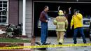 Petugas pemadam kebakaran dan warga saat berada di lokasi kecelakaan pesawat di sebuah rumah di Yorba Linda, California (3/2).Pesawat Cessna 414A jatuh di Yorba Linda tak lama setelah lepas landas dari Bandara Fullerton Municipal. (AP Photo/Alex Gallardo)