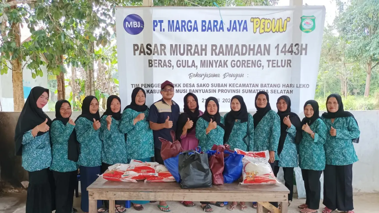 PT Marga Bara Jaya menggelar acara penjualan 400 paket sembako murah di Desa Sako Suban, Batanghari Leko, Sumatera Selatan