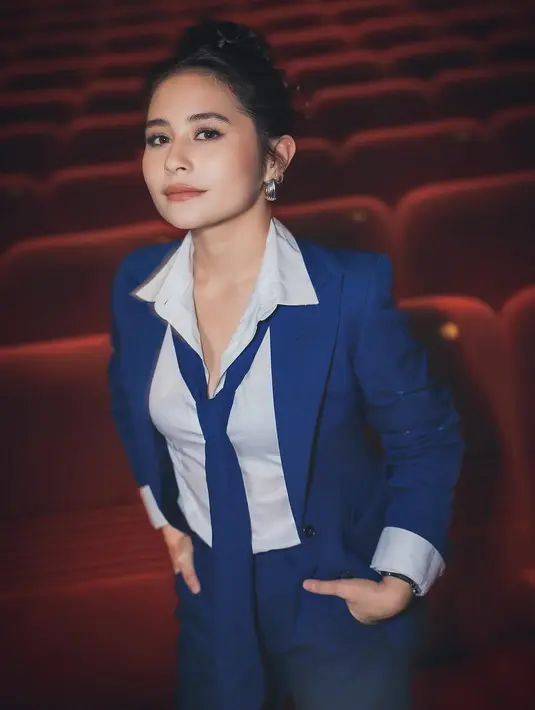 Di film yang diproduksi oleh rumah produksi miliknya, Prilly Latuconsina tampilkan aura lady boss [@prillylatuconsina96]
