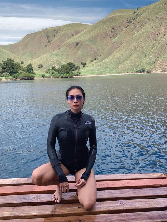 Penampilan Mey Chan tak hanya memesona ketika di atas panggung saja. Ketika menikmati liburan atau traveling, Mey Chan tetap tampil memesona dengan makeup tipis bahkan tanpa makeup sekalipun. (Liputan6.com/IG/@ditaofficial.id)