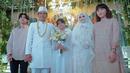 Bahkan baru-baru ini, Aqshal Ilham Syafatullah dan Karnisya Rahmasyach turut berbahagia menghadiri pernikahan kedua Teddy Syach dengan Anne Kurniasih. Mereka tampak berfoto bersama dengan sang ayah dan ibu sambungnya. (Liputan6.com/IG/@osan_sujed)