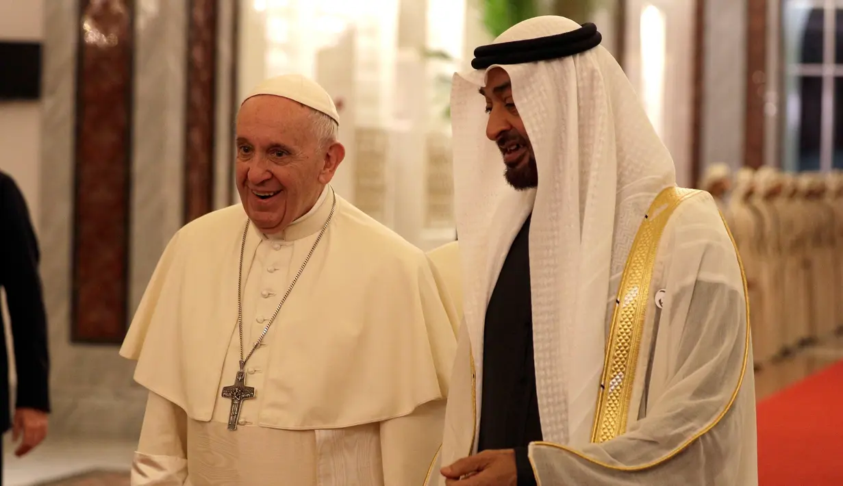 Paus Fransiskus berbincang dengan Putra Mahkota Mohamad bin Zayed Al-Nahyan saat tiba di bandara Internasional Abu Dhabi di Uni Emirat Arab (3/2). Paus akan memimpin misa terbuka di Zayed Sports City. (AP Photo/Andrew Medichini)