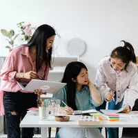 ilustrasi perempuan wirausaha/Photo by Karolina Kaboompics/Pexels