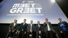 Lima pemain BRI Liga 1, Beckham Putra, Muhammad Ferarri, Dimas Drajad, Evan Dimas, dan Andritany Ardhiyasa saat menghadiri acara Meet &amp; Greet Pemain BRI Liga 1 yang berlangsung di Cinepolis, Senayan Park, Jakarta, Sabtu (13/07/2024). (Bola.com/Bagaskara Lazuardi)
