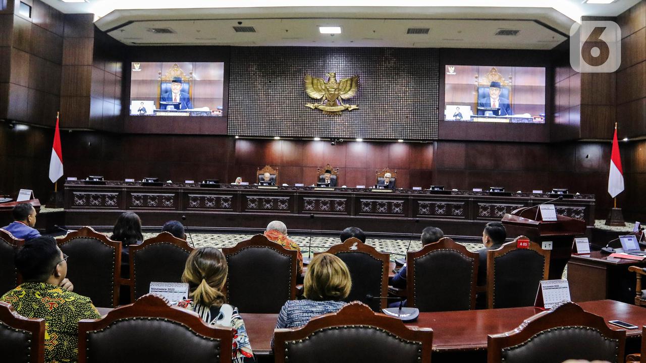 Majelis Kehormatan Mahkamah Konstitusi (MKMK) membacakan putusan nomor 5/MKMK/L/10/2023 dengan sanksi teguran lisan atas enam hakim konstitusi lantaran terbukti melanggar prinsip kepantasan dan kesopanan pada Selasa 7 November 2023.