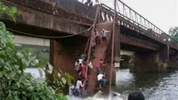 Jembatan penyebarangan Goa, India yang ambruk. (PTI)