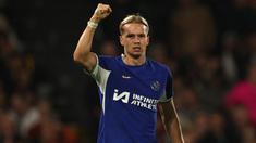 Selebrasi pemain Chelsea, Mykhailo Mudryk , setelah mencetak gol ke gawang Fulham dalam pertandingan pekan ketujuh Premier League 2023/2024 yang digelar di Craven Cottage, Selasa (3/10/2023) dini hari WIB. Gol yang dicetak pada menit ke-18 tersebut merupakan gol perdana pemain dengan julukan Neymar dari Ukraina selama berseragam Chelsea. (AFP/Adrian Dennis)