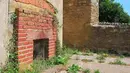 Sisa-sisa perapian dan jendela yang hilang pada sebuah pondok yang hancur di desa 'hantu', Dorset, Inggris, 8 Juli 2018. Tyneham dijuluki sebagai 'desa hantu.'  (AP Photo/Jerry Harmer)