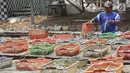 Warga menjemur ikan asin di Muara Angke, Jakarta, Rabu  (13/9). Produksi ikan asin yang merupakan usaha rumah tangga nelayan di daerah tersebut mengalami peningkatan hingga 50 persen saat musim kemarau. (Liputan6.com/Angga Yuniar)
