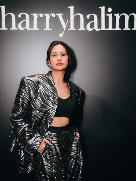 Raihaanun tampil dramatis dengan gaya simple padukan bra top dengan setelan blazer dan celana silver [@snap.nuel]