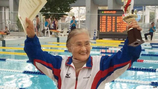 Hebat! Nenek 100 Tahun Juara Renang Gaya Bebas 1.500 Meter
