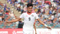 Selebrasi pemain Timnas Indonesia U-22, Muhammad Ramadhan Sananta, setelah mencetak gol ke gawang Timor Leste pada pertandingan ketiga Grup A SEA Games 2023 yang berlangsung di Olympic Stadium, Phnom Penh, Kamboja, Minggu (7/5/2023). (Bola.com/Abdul Aziz)