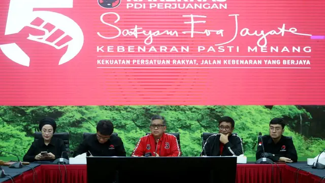Sekjen PDIP Hasto Kristiyanto dan jajaran partai saat konferensi pers persiapan Rakernas V Partai di Kantor DPP PDIP, Jalan Diponegoro, Menteng, Jakarta, Rabu (22/5/2024). (Merdeka.com/Muhammad Genantan Saputra)
