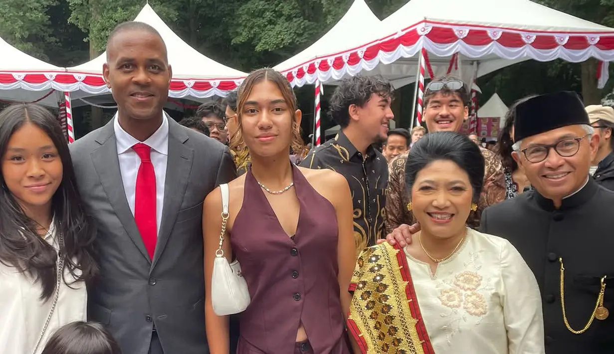 <p>Pelatih Timnas Indonesia, Patrick Kluivert (kedua kiri) berfoto bersama dengan pemain Timnas Indonesia putri, Claudia Scheunemann (tengah) dan Keysha Bulgamin (kiri), serta Dubes Indonesia untuk Belanda, Petahana Mayerfas setelah mengikuti upacara pengibaran bendera merah putih dalam perayaan hari ulang tahun kemerdekaan Indonesia ke-80 di KBRI Den Haag, Belanda, Minggu (17/08/2025). (Source: Twitter)</p>