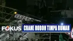 Petugas langsung mengevakuasi patahan crane dengan cara dipotong-potong.