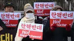 Para pendukung Presiden Korea Selatan yang dimakzulkan, Yoon Suk Yeol, memegang plakat bertuliskan “Tidak Ada Pemakzulan!” di depan Mahkamah Konstitusi di Seoul pada tanggal Selasa 14 Januari 2025. (Jung Yeon-je/AFP)