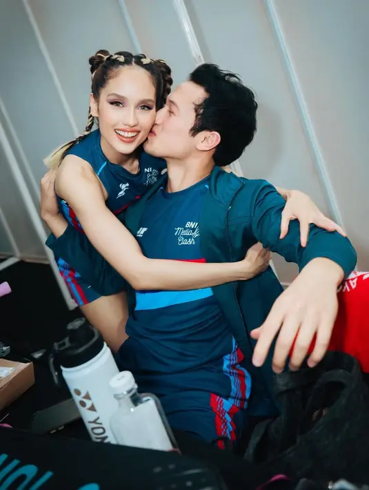 Cinta Laura dan Arya Vasco terlihat mengenakan seragam berwarna hijau kebiruan sebagai jersey tim [@claurakiehl]