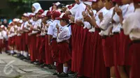 Seorang siswi tampak berdoa saat upacara pada hari pertama sekolah di SDN Pasar Baru 05 Jakarta, Senin (18/7). Usai libur Idul Fitri, para siswa kembali beraktivitas mengikuti pelajaran di sekolah untuk tahun ajaran 2015-2016. (Liputan6.com/Faizal Fanani)