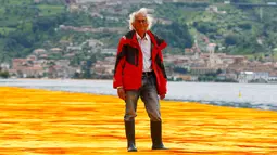 Christo Vladimirov Yavachev berada diatas instalasi seni 'The Floating Piers' buatannya di Danau Iseo , Italia utara , (16/6). Anda akan dibuat berjalan diatas air bila berjalan di  instalasi seni ini. (REUTERS / Stefano Rellandini)