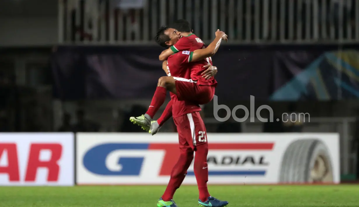 Hansamu Yama dan Rizky Pora merayakan gol saat melawan Thailand pada laga Final Piala AFF 2016 di Stadion Pakansari, Bogor, (14/12/2016). (Bola.com/Nicklas Hanoatubun)