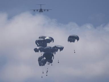 Bantuan kemanusiaan dijatuhkan dari udara untuk warga Palestina di atas Deir al-Balah, wilayah tengah Jalur Gaza, pada Minggu, 17 Agustus 2025. (AP Photo/Abdel Kareem Hana)