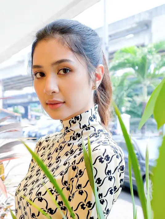 Cara yang tak kalah tanpa usaha untuk tampil sophisticated adalah pemilihan pattern berbagai bentuk, termasuk geometric floral (Instagram @miktambayong)