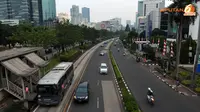 Hampir seluruh perkantoran yang ada di Jakarta sudah meliburkan para karyawannya untuk berlebaran di kampung halaman. Dampak jalanan mulai tampak sepi terjadi sejak Senin (05/08/13)  (Liputan6.com/ Helmi Fithriansyah).