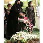 Momen Angelina Sondakh di pemakaman sang ayah, ikut gotong peti jenazah dan cangkul tanah ke liang lahat. (Sumber: KapanLagi.com/Budy Santoso)