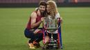 Karir percintaan Gerard Pique tak kalah bagus dari kisahnya di sepak bola. Dirinya beruntung mendapatkan Shakira yang menjadikannya pasangan hidup yang paling dicintai di dunia selama 11 tahun. Perjalanan cinta mereka berawal dari pertemuan di lokasi syuting video musik lagu resmi Piala Dunia FIFA, “Waka Waka”, pada 2010. (AFP/Josep Lago)