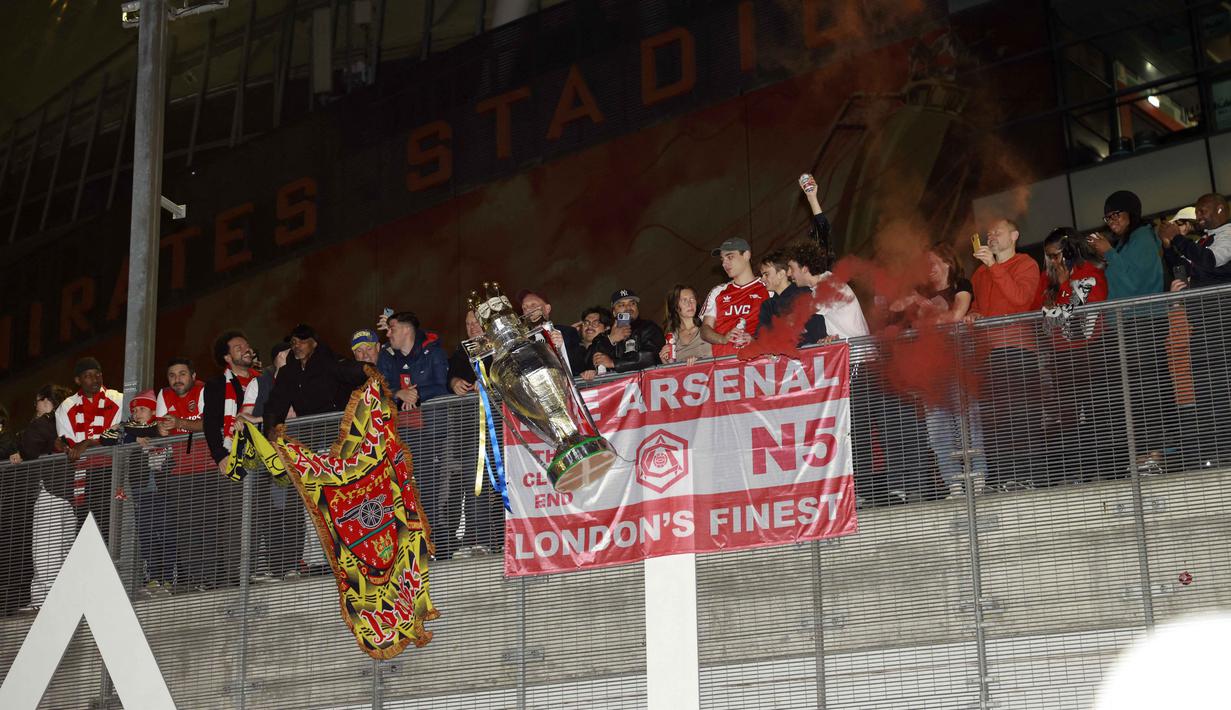 Para penggemar Arsenal merayakan kemenangan tim mereka di Liga Primer Inggris, di luar Stadion Emirates, London, Inggris, pada 19 Mei 2026. (Brook Mitchell/AFP)