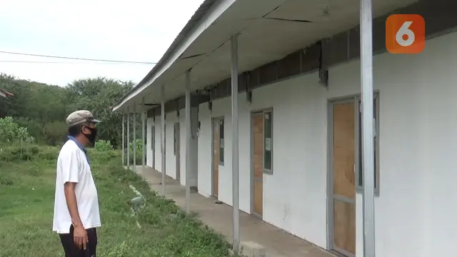 bilik-bilik huntara yang kosong di Desa Bora