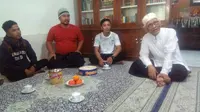 Zaenal berkunjung ke kediaman KH Mustofa Bisri, di kawasan Pondok Pesantren Roudlotut Tholibin Leteh, Rembang, Senin (8/4/2019), untuk meminta maaf atas perbuatannya. (Liputan6.com/ Ahmad Adirin)
