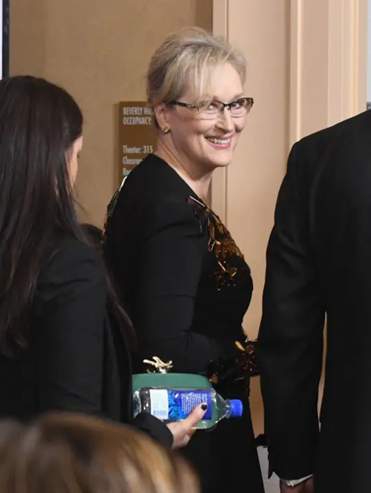 “Sahabatku, Princess Leia pernah berkata padaku saat itu, ‘Gunakanlah rasa sakit hati kamu dan mengubahnya menjadi seni’,” tutup Meryl Streep dalam pidatonya di panggung Golden Globe Awards 2017 (8/1). (AFP/Bintang.com)