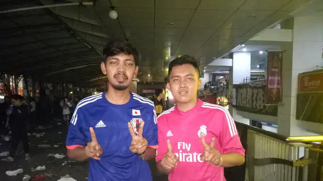 Galuh (kiri), pendukung Real Madrid.