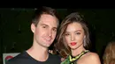 Tak butuh waktu lama untuk membina hubungan asmara, Miranda Kerr dan Evan Spiegel segera melangkahkan hubungan ke jenjang pelaminan. (AFP/Bintang.com)