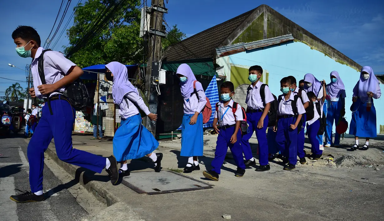 Para siswa tiba di Sekolah Pimarnvit, Provinsi Narathiwat, Thailand, 20 Mei 2022. Thailand melanjutkan sekolah tatap muka secara nasional untuk tahun ajaran baru setelah bertahun-tahun terganggu karena pandemi COVID-19. (Madaree TOHLALA/AFP)