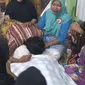 Ibu korban menangis di atas jenazah Nurmiati, emak-emak yang tewas usai berkelahi. Foto: (Fauzan/Liputan6.com)
