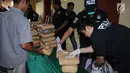 Petugas memasukkan barang bukti 225 kg ganja saat rilis di RS Polri Kramat Jati Jakarta, Rabu (30/8). Satresnarkoba Polda Metro Jaya menggagalkan peredaran 225 kg ganja asal Aceh serta menangkap satu tersangka. (Liputan6.com/Helmi Fithriansyah)