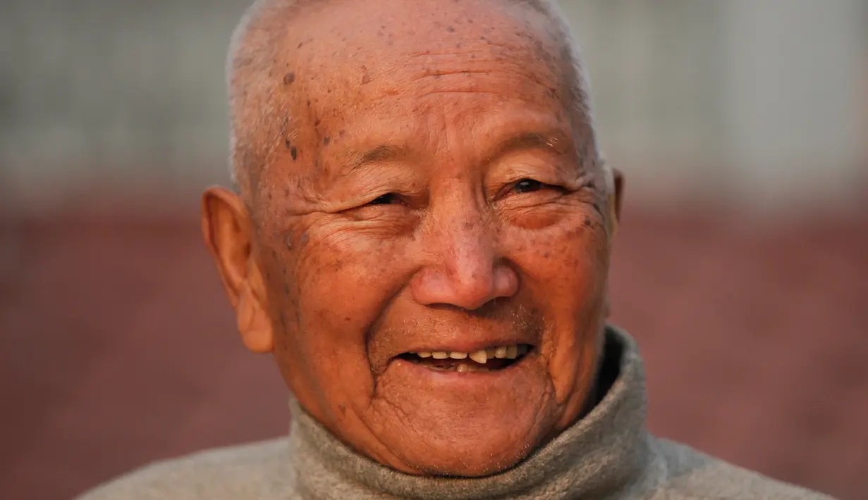 Min Bahadur Sherchan tersenyum usai latihan yoga di kediamannya di Kathmandu, Nepal, (12/4). Kakek 85 tahun ini bertekad kembali mendaki Gunung Everest dengan ketinggian 8.848 mdpl. (AP Photo / Niranjan Shrestha)