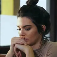 Kendall Jenner tetap membuat penggemar penasaran dengan operasi plastiknya. (Galore Mag)