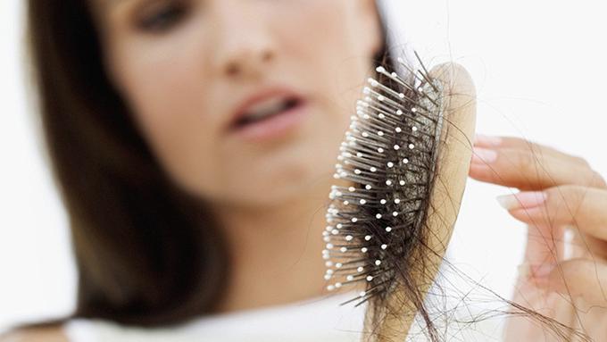 5 Alasan Tersembunyi Kenapa  Rambut  Kamu Selalu Rontok 