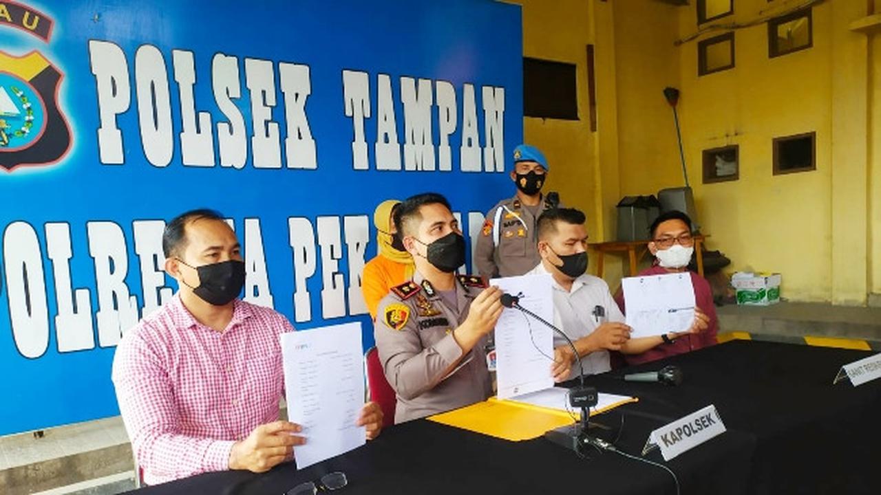 Konferensi pers di Polsek Tampan terkait penangkapan calo penerimaan polisi.