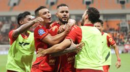 Para pemain Persija Jakarta merayakan gol penentu kemenangan atas PSM Makassar pada pekan ke-22 BRI Super League 2025/2026 yang digelar di Jakarta International Stadium, Jumat (20/2) malam WIB. (Bola.com/Abdul Aziz)