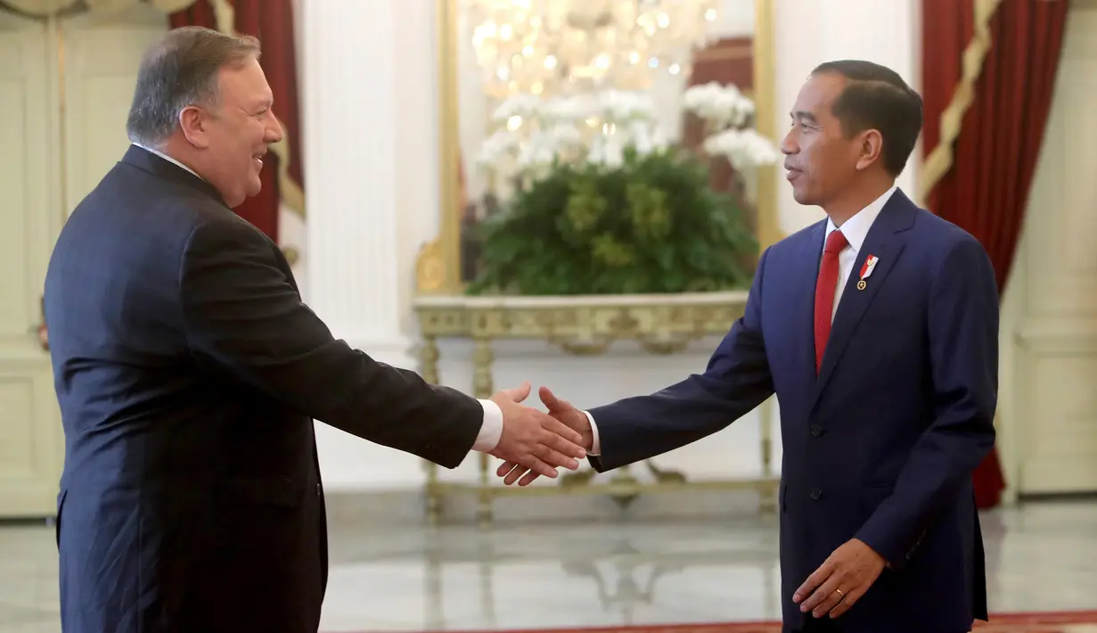 Presiden Joko Widodo berjabat tangan dengan Menteri Luar Negeri AS Mike Pompeo dalam pertemuan di Istana Merdeka, Jakarta, (5/8). Pertemuan juga membahas stabilitas kawasan semenanjung Korea, hingga kemerdekaan Palestina. (Adi Weda/Pool Photo via AP)