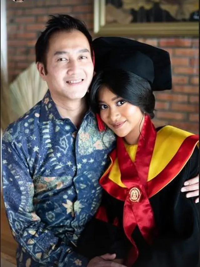 8 Momen Wisuda Online Siti Adira Kania, Ditemani Aldi Bragi dan Ikke Nurjanah