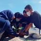 Anak-anak Child Campaigner Save the Children Indonesia saat menginisiasi Aksi Generasi Iklim dengan melakukan aksi bersih pantai dan menanam bakau, Minggu (22/5/2022). (Foto: Heri Susanto/ Liputan6.com).