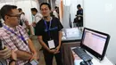 Pengunjung melihat pameran startup pada Global Mobile Internet Conference (GMIC) Indonesia di ICE BSD, Tangsel, Selasa (26/9). Acara ini diikuti 1.500 eksekutif industri mobile, pengusaha, developer dan investor seluruh dunia. (Liputan6.com/Angga Yuniar)