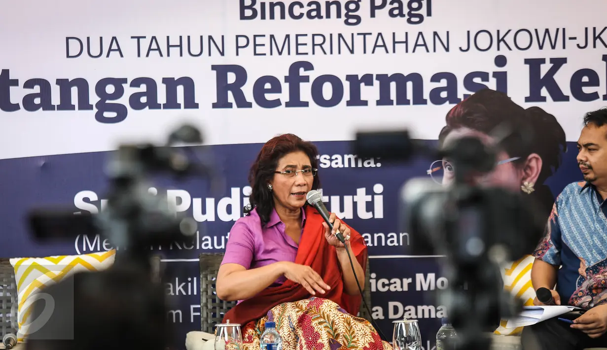 Menteri Kelautan dan Perikanan Susi Pudjiastuti memberikan pandangannya dalam diskusi di kawasan Menteng, Jakarta, Kamis (20/10). Menteri Susi menjadi pembicara pada diskusi '2 Tahun Jokowi-JK: Tantangan Reformasi Kelautan'. (Liputan6.com/Faizal Fanani)