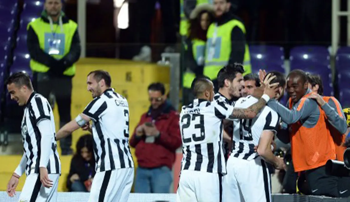 Bek Juventus, Leonardo Bonnuci (kedua kanan) merayakan selebrasi bersama pemain lainnya usai mencetak gol pada leg kedua Semifinal Coppa Italia di Artemio Franchi, Italia, (8/4/2015). Juventus menang 3-0 atas Fiorentina. (AFP PHOTO/Filippo Monteforte)